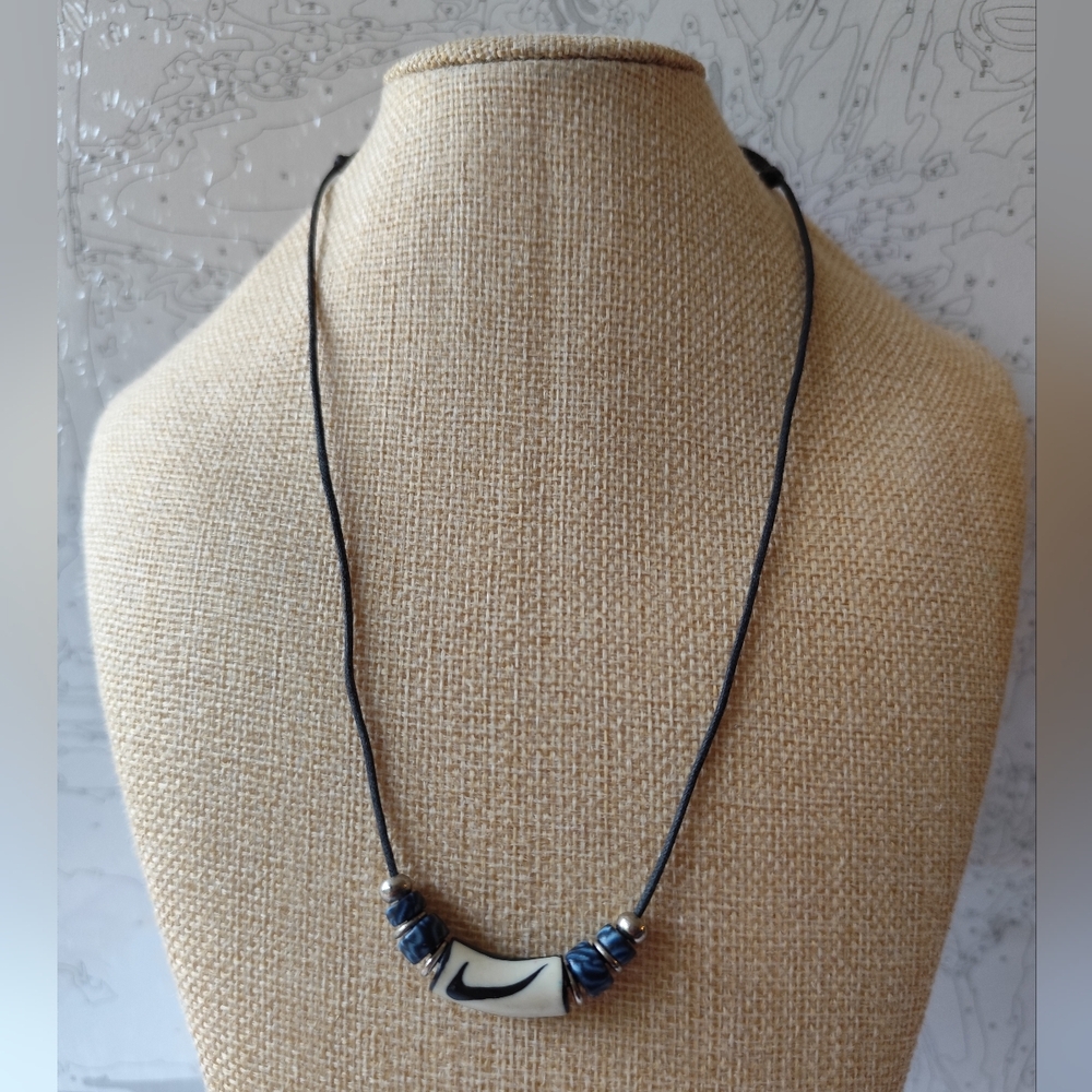 3/$25💙Stylized "swoosh" design pendant necklace on adjustable cord